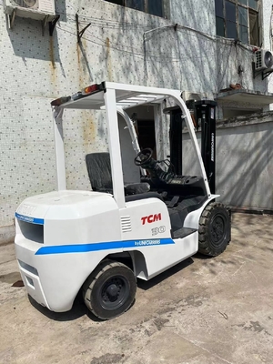 TCM 3 tonnellate di carrelli elevatori usati con altra capacità di secchi e 3000 kg di peso della macchina