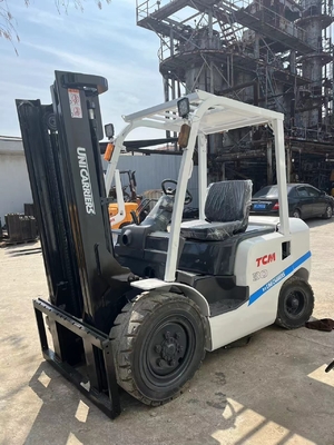 TCM 3 tonnellate di carrelli elevatori usati con altra capacità di secchi e 3000 kg di peso della macchina