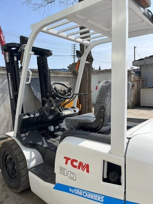TCM 3 tonnellate di carrelli elevatori usati con altra capacità di secchi e 3000 kg di peso della macchina
