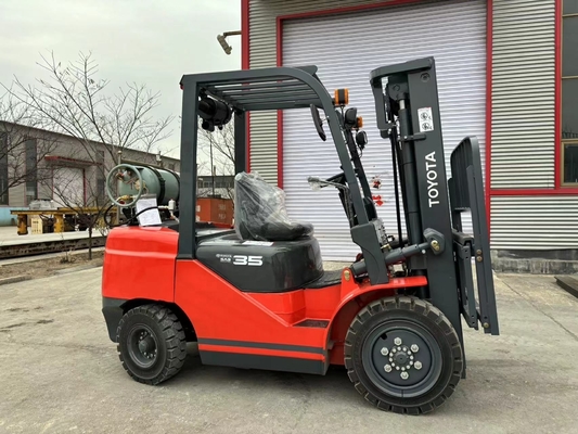 Camion forcolato con motore diesel da 3,5 tonnellate e 3 tonnellate TOYOTA 35 30 per il sollevamento di container in magazzino