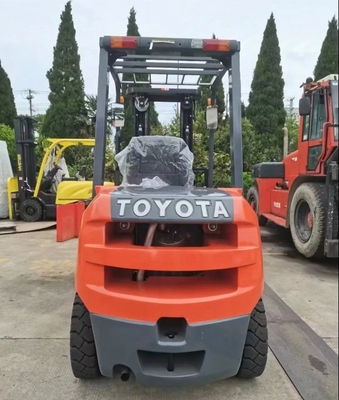 Camion forcolato con motore diesel da 3,5 tonnellate e 3 tonnellate TOYOTA 35 30 per il sollevamento di container in magazzino
