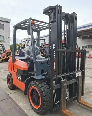 Camion forcolato con motore diesel da 3,5 tonnellate e 3 tonnellate TOYOTA 35 30 per il sollevamento di container in magazzino