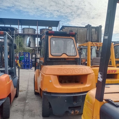 Camione elevatore a forcella con motore diesel da 5 tonnellate TOYOTA 50 per il sollevamento di container in magazzino