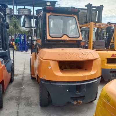 Camione elevatore a forcella con motore diesel da 5 tonnellate TOYOTA 50 per il sollevamento di container in magazzino