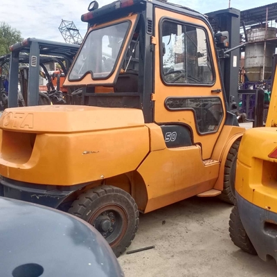Camione elevatore a forcella con motore diesel da 5 tonnellate TOYOTA 50 per il sollevamento di container in magazzino