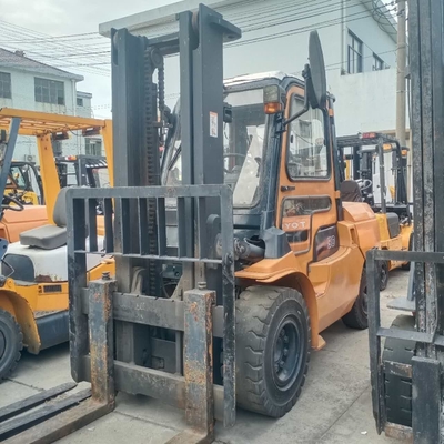 Camione elevatore a forcella con motore diesel da 5 tonnellate TOYOTA 50 per il sollevamento di container in magazzino