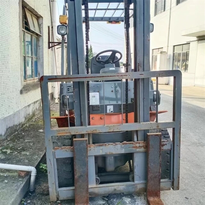 Camione elevatore da 4 tonnellate con colore originale e in buone condizioni