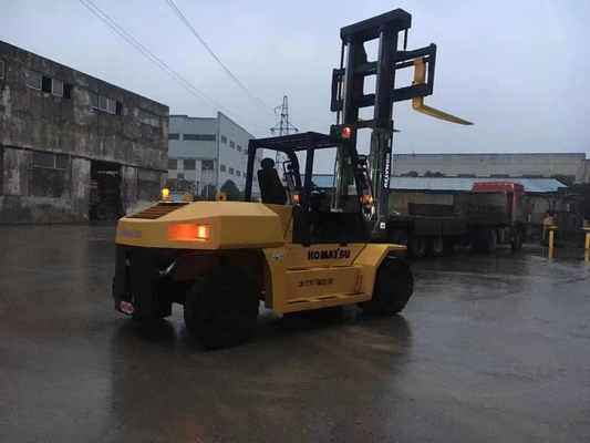 10 tonnellate ore di lavoro basse Komatsu FD100 carrello elevatore attrezzature pesanti con una buona capacità di sollevamento