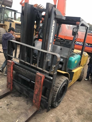 5 tonnellate di mini carrello elevatore diesel KOMATSU FD50 Camionetto di sollevamento di container per impianti di produzione