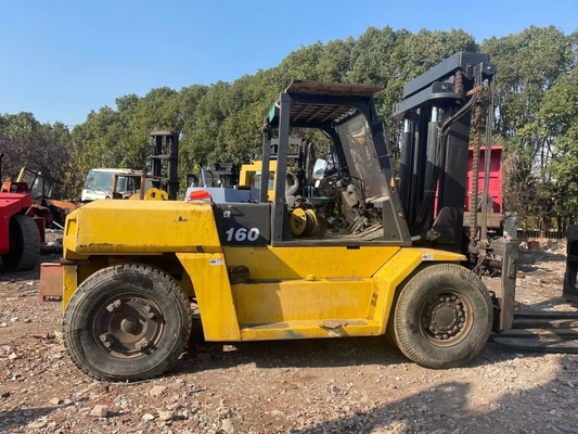 Apparecchiature pesanti KOMATSU carrello elevatore FD160 con capacità di 16 tonnellate in ottime condizioni di lavoro