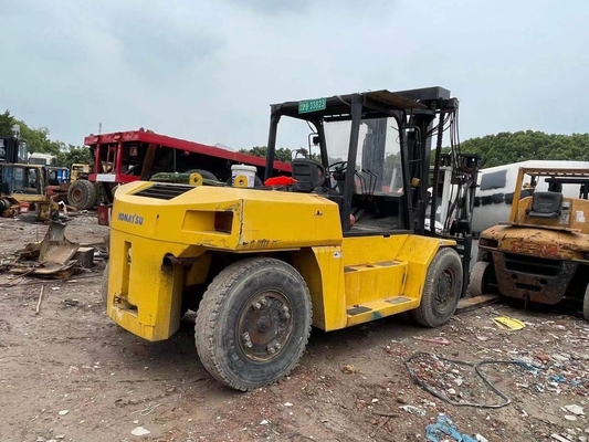 Apparecchiature pesanti KOMATSU carrello elevatore FD160 con capacità di 16 tonnellate in ottime condizioni di lavoro