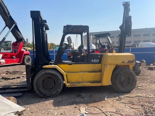 Apparecchiature pesanti KOMATSU carrello elevatore FD160 con capacità di 16 tonnellate in ottime condizioni di lavoro
