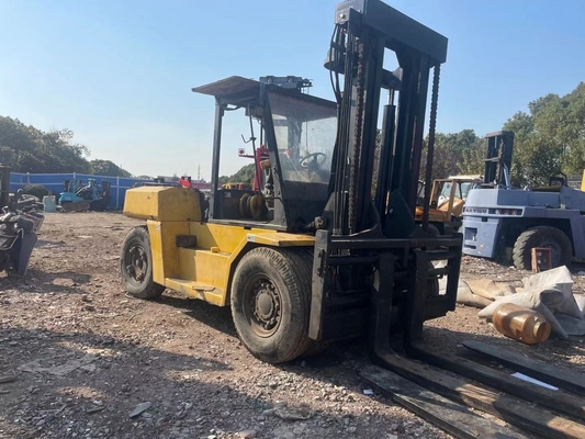 Apparecchiature pesanti KOMATSU carrello elevatore FD160 con capacità di 16 tonnellate in ottime condizioni di lavoro