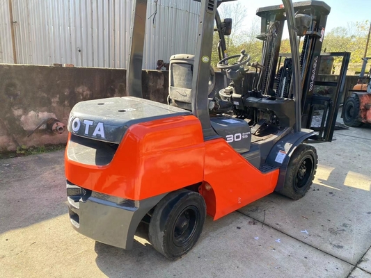 3 tonnellate di Toyota FD30 camion a forchetta diesel con sollevamento idraulico in ottime condizioni