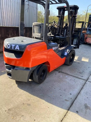 3 tonnellate di Toyota FD30 camion a forchetta diesel con sollevamento idraulico in ottime condizioni