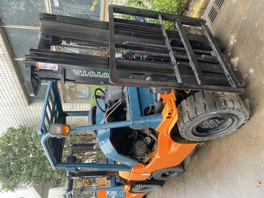 Giappone TOYOTA FD30 Camione di sollevamento pallet diesel da 3 tonnellate con orario di lavoro ridotto