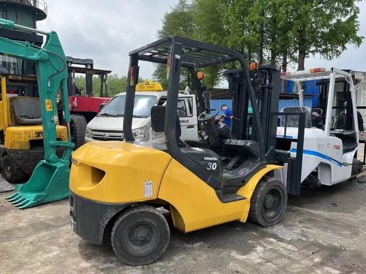 Veicolo per il sollevamento di pallet per carrelli elevatori KOMATSU FD30 usato in buone condizioni nel 2023
