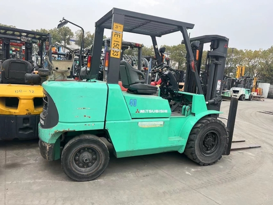 Camione elevatore diesel Mitsubishi FD40 usato con 4 tonnellate di carico in buone condizioni