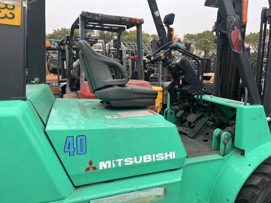 Camione elevatore diesel Mitsubishi FD40 usato con 4 tonnellate di carico in buone condizioni