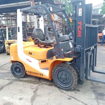 6 tonnellate di carrello elevatore diesel originale TCM 3 tonnellate di carrello elevatore usato per una manovra agevole