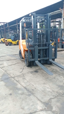6 tonnellate di carrello elevatore diesel originale TCM 3 tonnellate di carrello elevatore usato per una manovra agevole