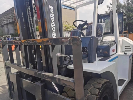 Camione elevatore TCM di seconda mano da 6 tonnellate in buone condizioni e motore da 127 kW dal Giappone