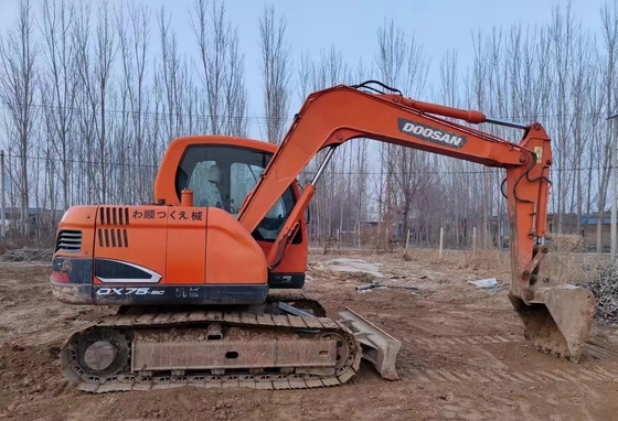 Doosan DX75 escavatore usato con vernice originale e elevata efficienza operativa in Giappone