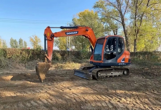 Doosan DX75 escavatore usato con vernice originale e elevata efficienza operativa in Giappone