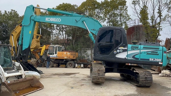 Escavatore KOBELCO SK200 usato con capacità di secchio di 1,1 m3 e peso di 20000 kg a Shanghai