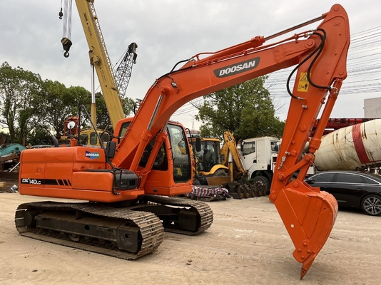 Escavatore a scarico Doosan 140LC in perfette condizioni.