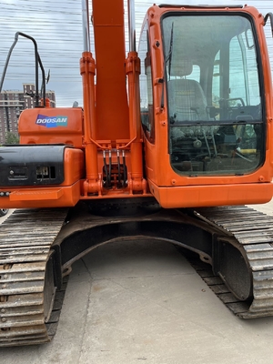 Escavatore a scarico Doosan 140LC in perfette condizioni.