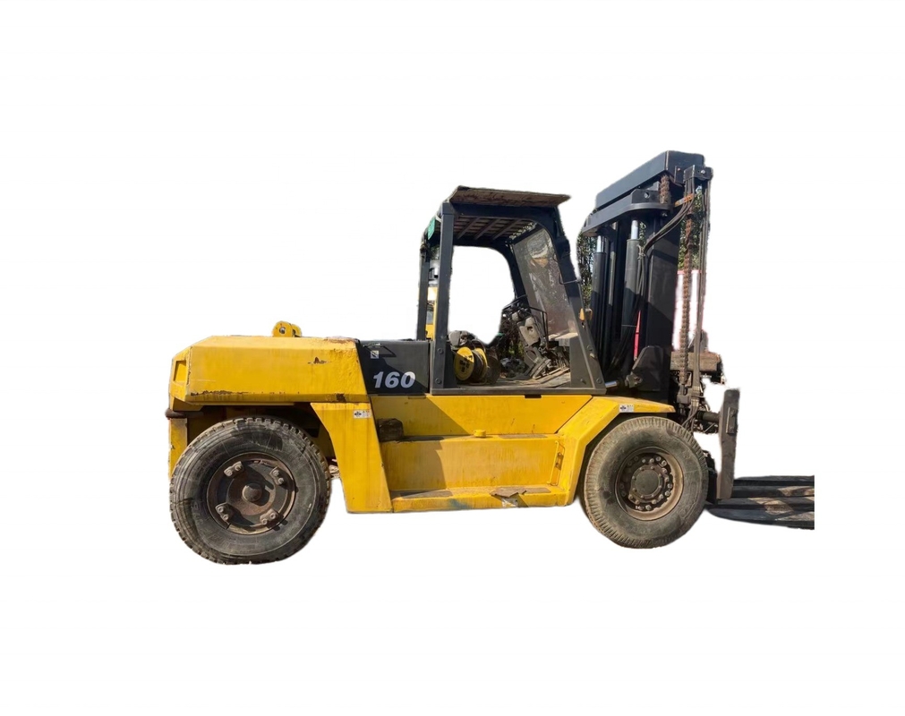 Apparecchiature pesanti KOMATSU carrello elevatore FD160 con capacità di 16 tonnellate in ottime condizioni di lavoro